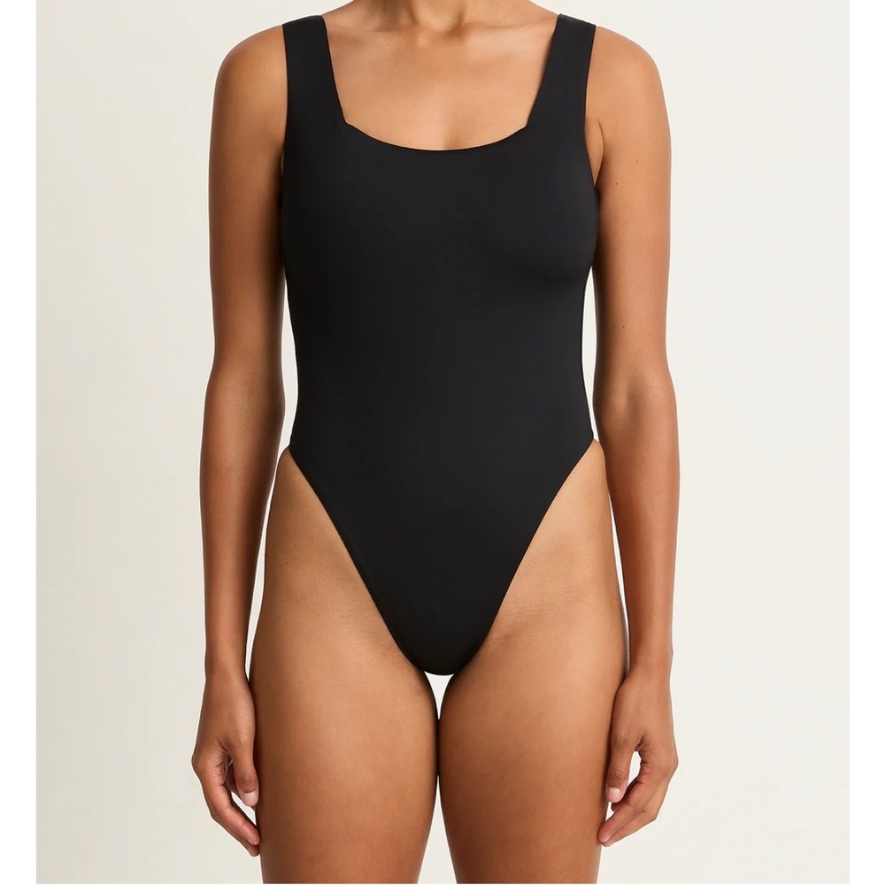 Vitamin A NEW
MIKA ONE PIECE - BLACK Small